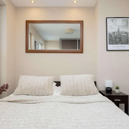 Апартаменты Cozy Bukowinska Near Metro By Renters *